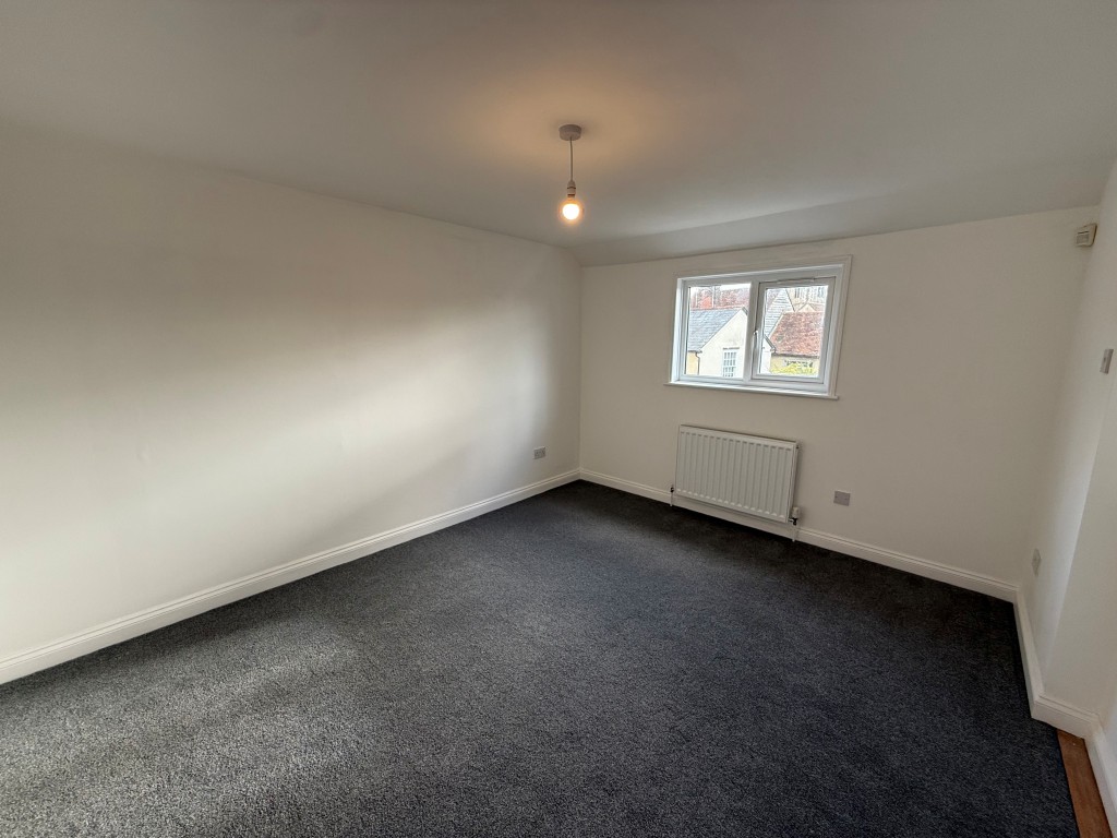 Lot: 6 - INVESTMENT OPPORTUNITY IN TOWN CENTRE LOCATION WITH OFF ROAD PARKING - Carpeted upper floor bedroom with radiator and window